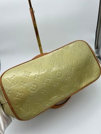 Image 15 of Louis Vuitton Reade MM Green Patent Leather Top Handle Bag