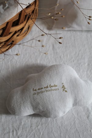 Image of Coussin nuage en lin garniture lavande 