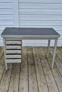 Image 3 of Petit bureau années 50 en métal