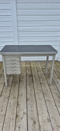 Image 4 of Petit bureau années 50 en métal