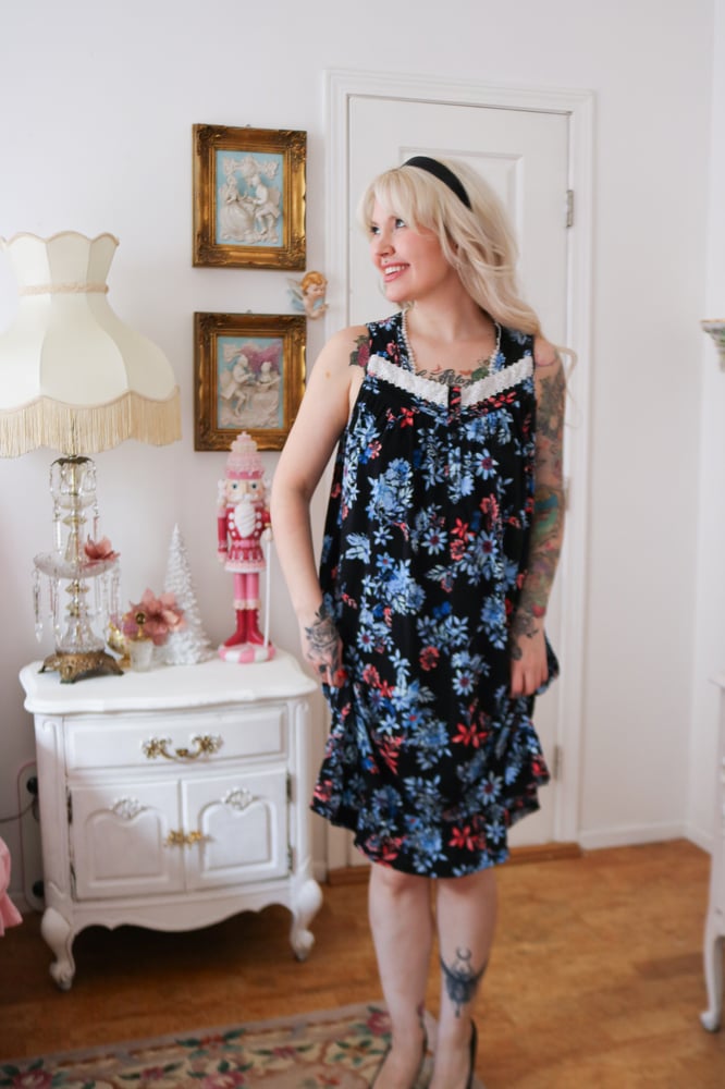 Image of Secret Treasures Thick Winter Floral Gown (Large)