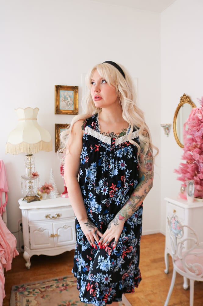 Image of Secret Treasures Thick Winter Floral Gown (Large)