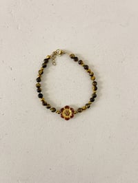 Image 2 of Bracelet PEONIE // Fleur Ambre et perles œil de tigre 