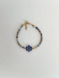 Image 2 of Bracelet PEONIE // Fleur Bleue et perles Sodalite 