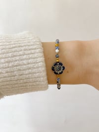 Image 1 of Bracelet PEONIE // Fleur Bleue et perles Sodalite 