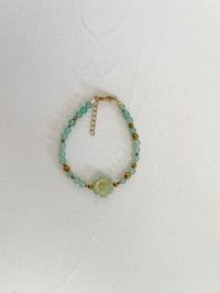 Image 2 of Bracelet PEONIE // Fleur verte clair et perle Aventurine  