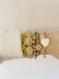 Image 2 of Bracelet PEONIE // Fleur beige et perles Jaspe Dalmatien   