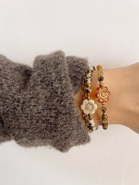 Image 3 of Bracelet PEONIE // Fleur beige et perles Jaspe Dalmatien   