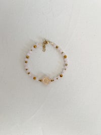 Image 1 of Bracelet PEONIE // Fleur rose et perles Quartz Rose    