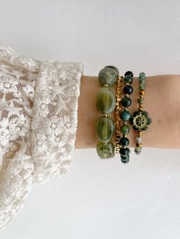 Image 2 of Bracelet PEONIE // Fleur verte et perles Agate mousse     