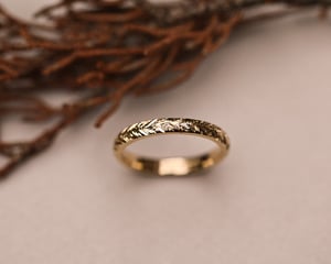 Image of 9ct yellow gold 3mm laurel  engraved ring
