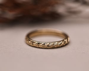 Image of 9ct yellow gold 3mm laurel  engraved ring