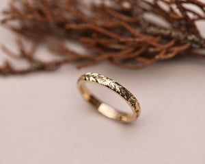 Image of 9ct yellow gold 3mm laurel  engraved ring