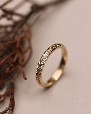 Image of 9ct yellow gold 3mm laurel  engraved ring