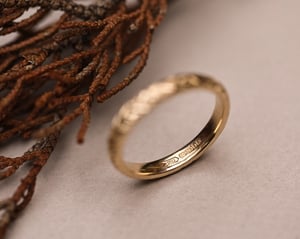 Image of 9ct yellow gold 3mm laurel  engraved ring