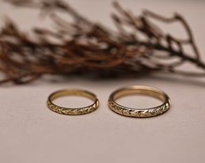 Image of 9ct yellow gold 3mm laurel  engraved ring