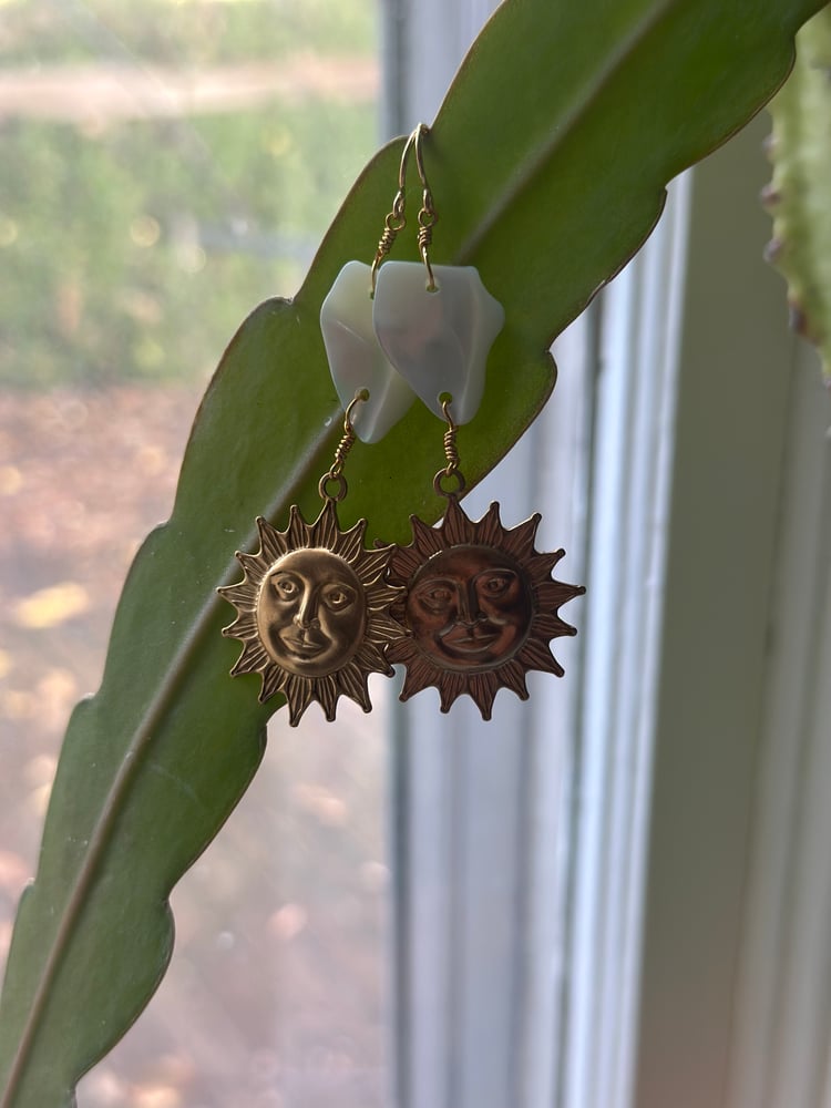 Image of sun and shell