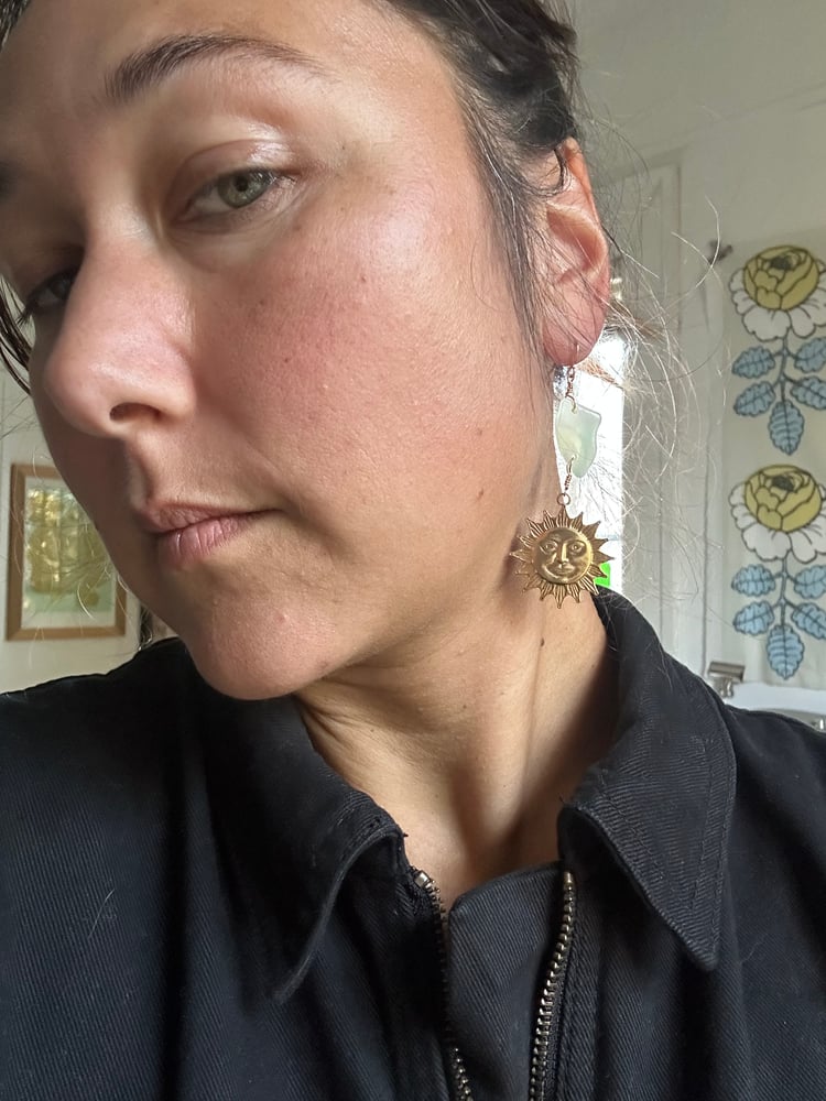 Image of sun and shell