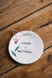 Image 6 of Porta Alianzas Personalizado de Cerámica con flores pintadas