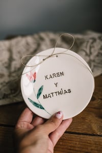 Image 7 of Porta Alianzas Personalizado de Cerámica con flores pintadas