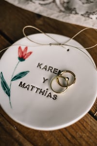 Image 10 of Porta Alianzas Personalizado de Cerámica con flores pintadas