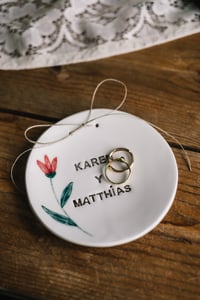 Image 11 of Porta Alianzas Personalizado de Cerámica con flores pintadas