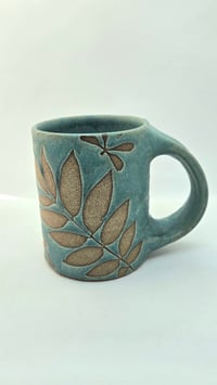 Image 2 of DRAGONFLY & PECAN TREE MUG IN LEVI