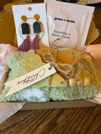 Image 1 of Cozy & Merry gift box 