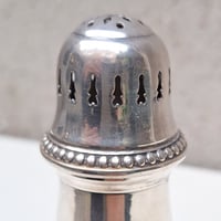 Image 3 of Saupoudreuse à sucre en métal argenté