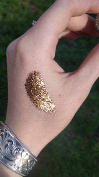 "Oro" (Dark Gold) from the Druzy Glow Palette