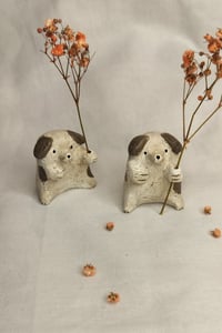 Image 1 of Pieni savimaljakko, koira, tassua ojentava.