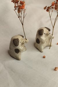 Image 2 of Pieni savimaljakko, koira, tassua ojentava.