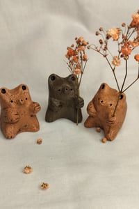 Image 1 of Pieni savimaljakko, karhu, tassua ojentava.