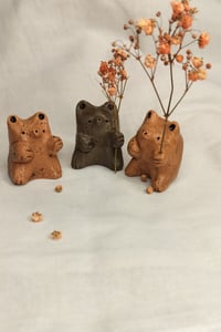 Image 2 of Pieni savimaljakko, karhu, tassua ojentava.