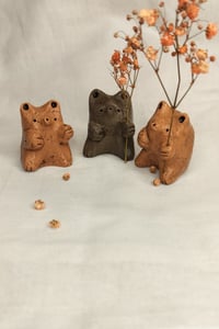 Image 3 of Pieni savimaljakko, karhu, tassua ojentava.