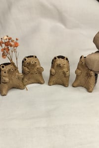 Image 1 of Pieni savimaljakko, siili, tassua ojentava.