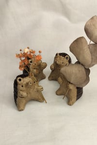 Image 2 of Pieni savimaljakko, siili, tassua ojentava.