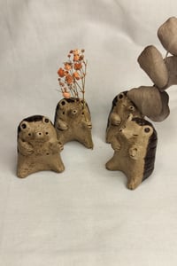 Image 3 of Pieni savimaljakko, siili, tassua ojentava.