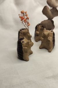 Image 4 of Pieni savimaljakko, siili, tassua ojentava.