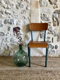 Image 2 of Petite chaise d’écolier rénovée 