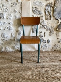 Image 3 of Petite chaise d’écolier rénovée 