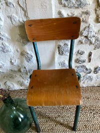 Image 7 of Petite chaise d’écolier rénovée 