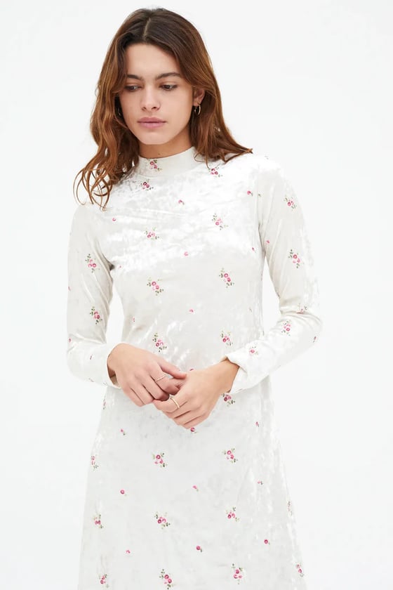 Image of Vestido largo terciopelo con bordado floral.