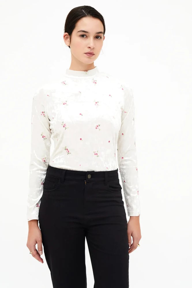 Image of Camiseta terciopelo con bordado floral