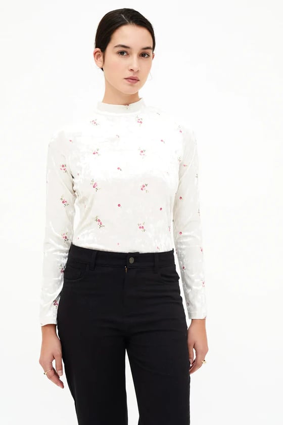 Image of Camiseta terciopelo con bordado floral