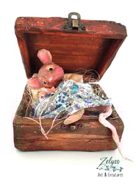 Image 3 of ✨🐭“Box of Snoozes”🐭✨ – handmade & unique Papier-mâché sculpture (12x12x10cm)