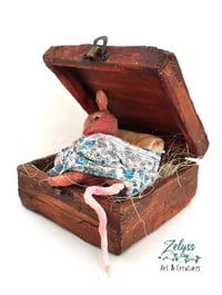 Image 4 of ✨🐭“Box of Snoozes”🐭✨ – handmade & unique Papier-mâché sculpture (12x12x10cm)