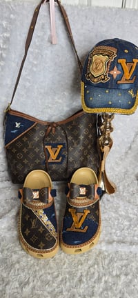 Image 1 of Size 10 crocs, medium shoulder\crossbody with hat