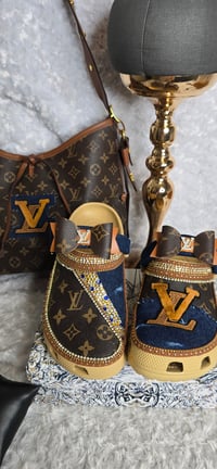 Image 2 of Size 10 crocs, medium shoulder\crossbody with hat