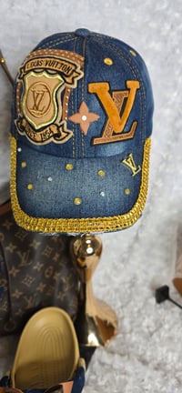 Image 3 of Size 10 crocs, medium shoulder\crossbody with hat